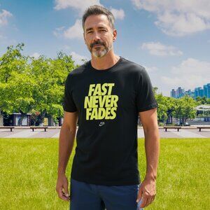 THE NIKE TEE DRI-FIT GRAPHIC T-SHIRT "FAST NEVER FADE"